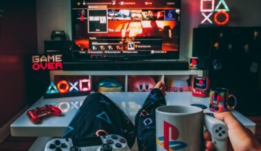 Persona jugando videojuegos en el sofá con un mando, eligiendo entre suscripciones gaming