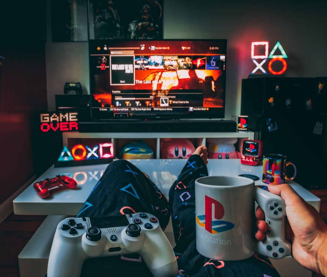 Persona jugando videojuegos en el sofá con un mando, eligiendo entre suscripciones gaming