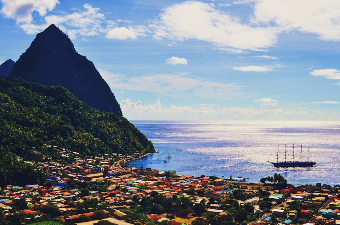 Barco pirata navegando por el Caribe, evocando la aventura de Assassin's Creed Black Flag Resynced
